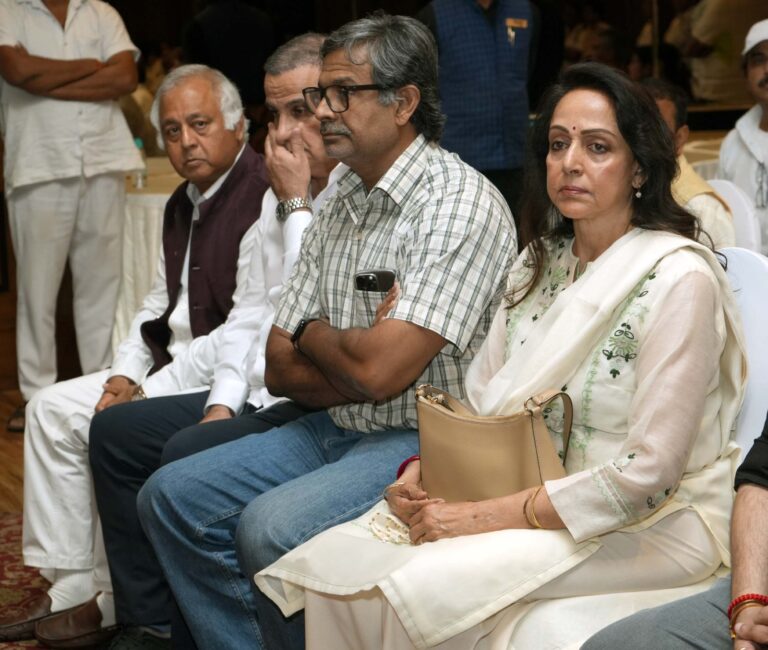 धीरज कुमार को श्रद्धांजलि देने जुटे फिल्म इंडस्ट्री के सेलिब्रिटी