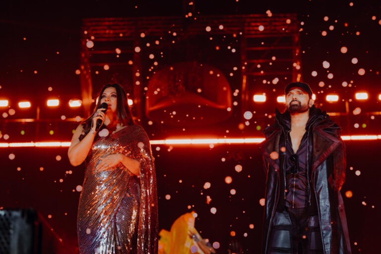 हिमेश रेशमिया ने स्टेडियम को नाइट क्लब में बदला