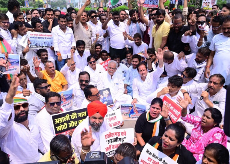 देश में पहली बार अडानी की आर्थिक लूट के खिलाफ बड़ा प्रदर्शन