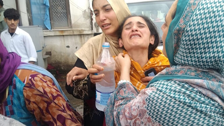 जम्मू कश्मीर में बड़ा हादसा: डोडा के पोंडा में खाई में गिरा टेंपों ट्रेवलर, पांच यात्रियों की मौत, कई घायल