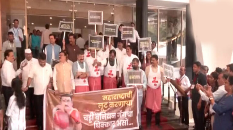बनियान तौलिया पहनकर MVA विधायकों का विरोध, फडणवीस सरकार पर लगाया गुंडाराज को संरक्षण देने का आरोप