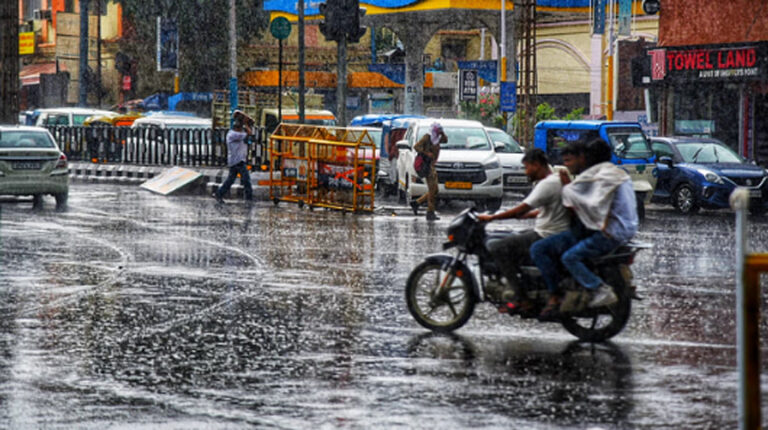 बारिश से यूपी में बिगड़े हालात, सात लोगों की हुई मौत; आज के लिए इन जिलों में रेड अलर्ट