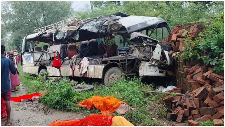 देवघर में बस और ट्रक की टक्कर में छह कांवड़ियों की मौत, कई घायल