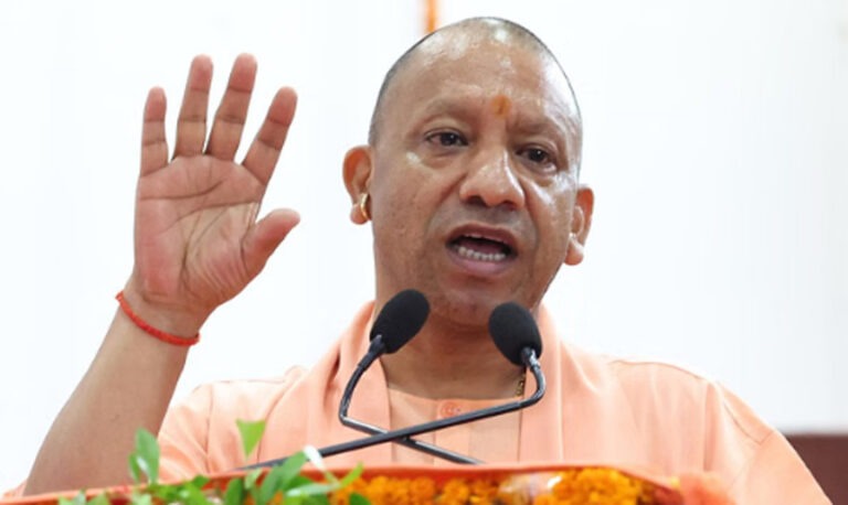 सीएम योगी का तंज: बोले- कांवड़ियों को उपद्रवी कहना गलत, आतंकवादी बोलकर श्रद्धालुओं को किया जाता है अपमानित