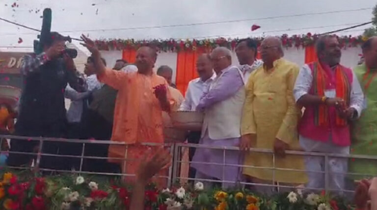 मेरठ में सीएम योगी ने की कांवड़ियों पर पुष्पवर्षा, बोले- हुड़दंग मचाने, तोड़फोड़ करने वालों पर होगा एक्शन