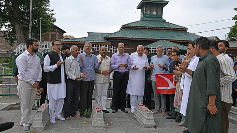 उमर अब्दुल्ला बोले: हम किसी के गुलाम नहीं, जब मर्जी होगी… हम शहीदों को श्रद्धांजलि देने यहां आएंगे