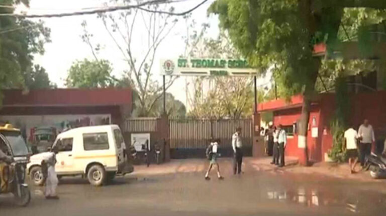 बीते तीन दिन में 10 स्कूलों को बम से उड़ाने की मिली धमकी, केजरीवाल ने भाजपा पर कसा तंज