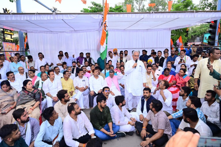 ईडी की दुर्भावनापूर्वक कार्यवाही के विरोध में कांग्रेस ने धरना दिया