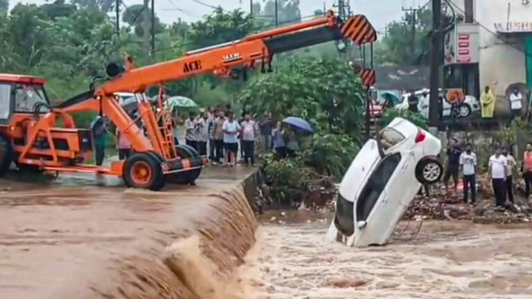 देश में बारिश का कहर, 11 से अधिक मौतें; आज झारखंड में रेड अलर्ट और बंगाल के 11 जिलों में चेतावनी