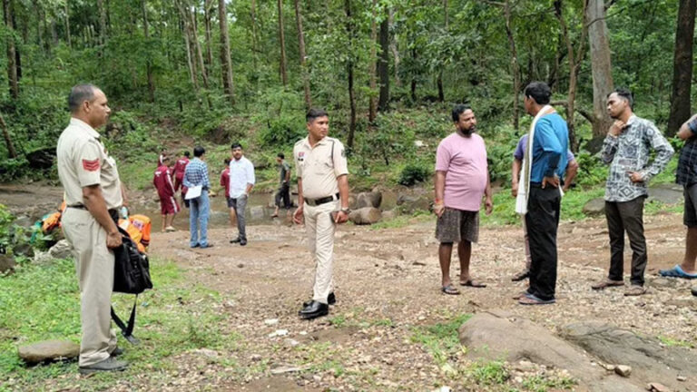 मंदिर दर्शन के लिए गया था परिवार, अचानक नाले में आया उफान; सभी चार बच्चों के शव बरामद