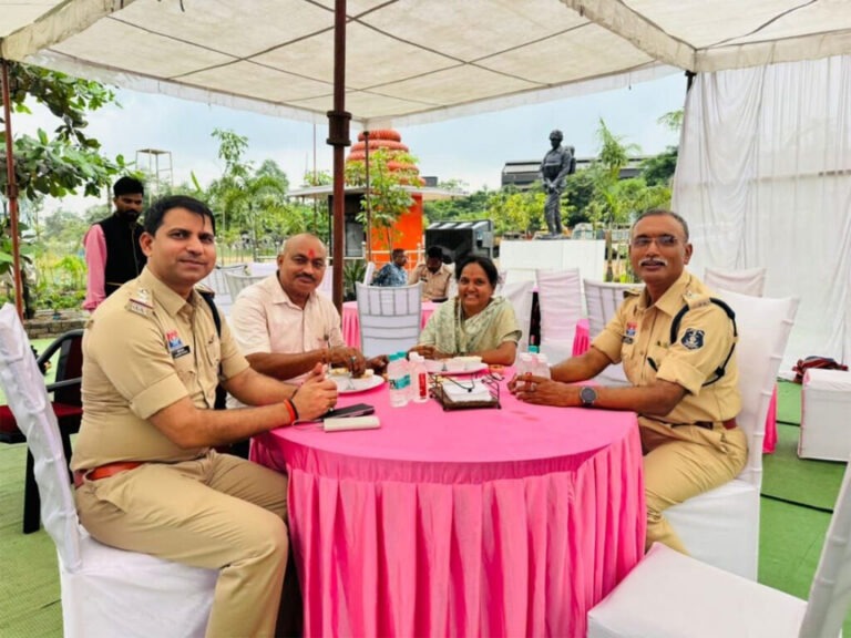 पूंजीपथरा थाने में धूमधाम से मनाया गया समाजसेवी राजेश त्रिपाठी जी का जन्मदिन