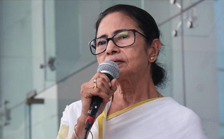 ‘धर्म की राजनीति’: दुर्गा पूजा के लिए 1 लाख रुपये देने पर ममता बनर्जी पर भड़की भाजपा, कहा- दान बांट रही सरकार