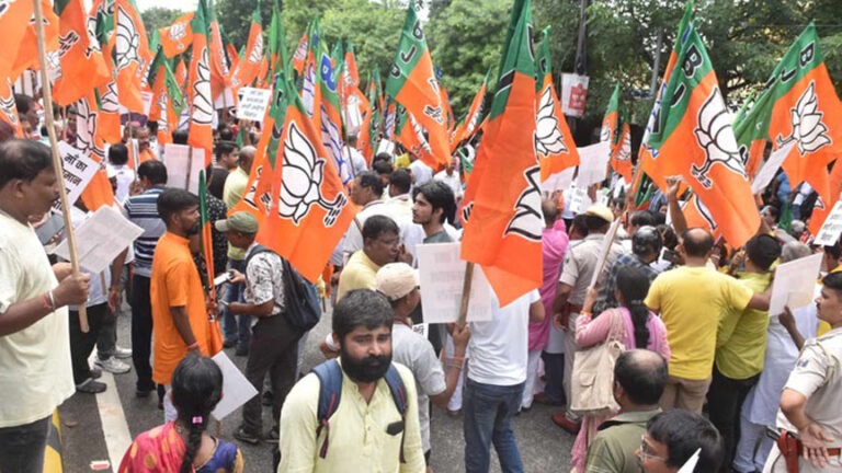 पीएम मोदी को अपशब्द के विरोध में भाजपा का हल्लाबोल, कांग्रेस प्रदेश मुख्यालय ने घुसकर तोड़फोड़