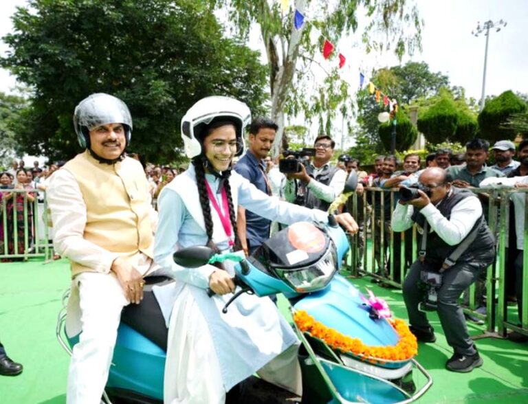 स्कूटी मिलते ही हजारों छात्राओं के खिले चेहरे, सीएम मोहन यादव ने पीछे बैठकर लिया राइड का आनंद