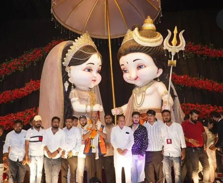 अश्लील गाने चलाने पर बंद कराए गए लाखे नगर चौक का पलक झपकाने वाले गणेश पंडाल फिर खुला