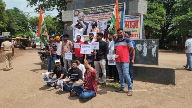 पीएम मोदी के जन्मदिन पर प्रदर्शन, युकां ने निकाली बेरोजगारी झांकी, हाथों में कटोरा लेकर जताया विरोध