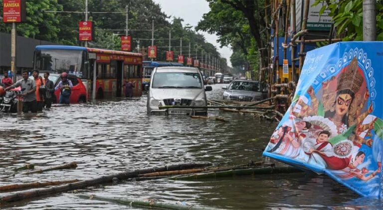 कोलकाता में मूसलाधार बारिश से सड़कों पर तीन फीट तक भरा पानी, चार की मौत; दो दिन के लिए अलर्ट जारी