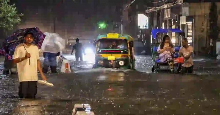 लौटते मानसून का कहर: ओडिशा से कर्नाटक तक भारी बारिश से मची तबाही, स्कूल बंद; राहत शिविरों में भेजे जा रहे लोग