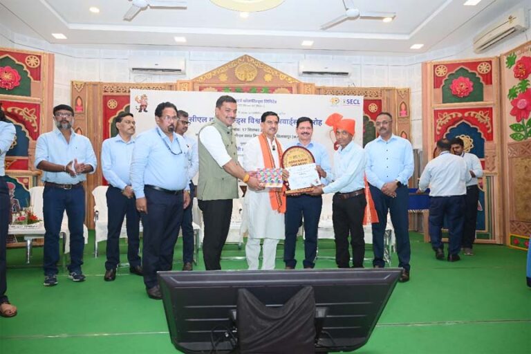 विश्वकर्मा जयंती एवं पीएम मोदी के जन्मदिन पर एसईसीएल में 75 श्रमवीरों को किया गया सम्मानित