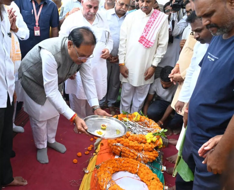 सीएम साय ने पूर्व प्रांत प्रचारक श्रद्धेय शांताराम को दी श्रद्धांजलि