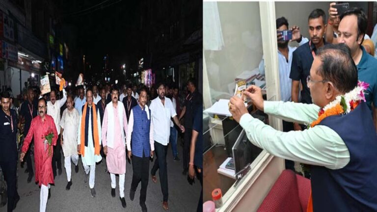 जीएसटी बचत उत्सव का जायजा लेने बाजार पहुंचे सीएम विष्णुदेव साय, दुकानों में लगाये बचत उत्सव के स्टीकर