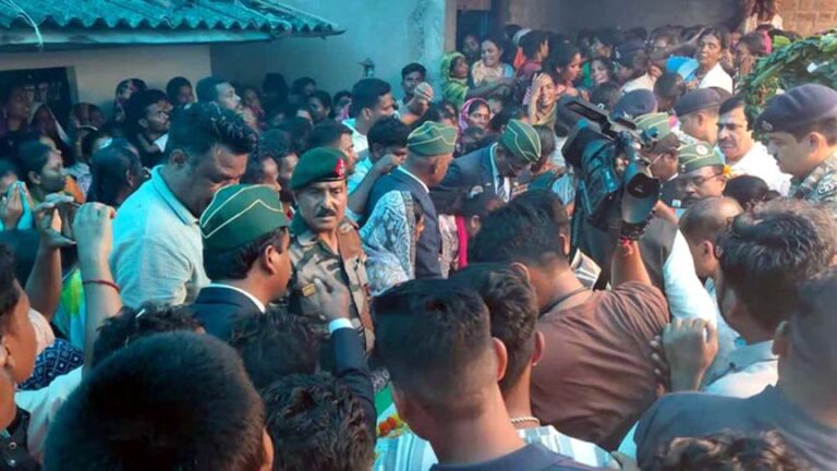 तिरंगे में लिपटा लौटा बस्तर का लाल, बलिदानी रंजीत की अंतिम विदाई में उमड़ा सैलाब; गांव में मातम