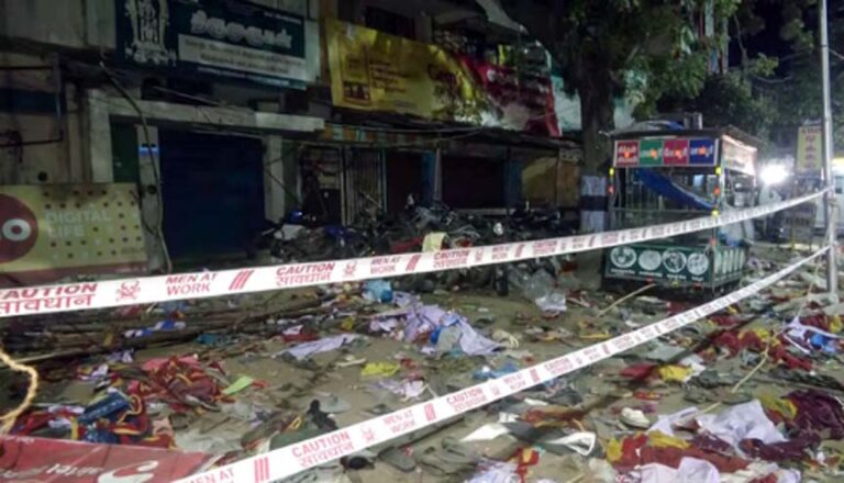 करूर भगदड़ के बाद विजय के घर के बाहर कड़ी की गई सुरक्षा, TVK के दो पदाधिकारी और पत्रकार गिरफ्तार