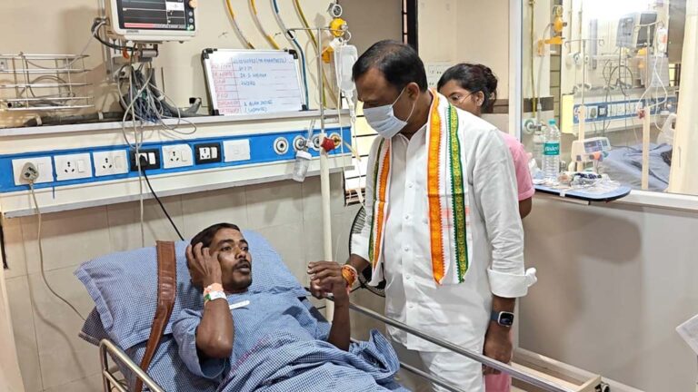 पीसीसी अध्यक्ष दीपक बैज इस्पात गोदावरी हादसे के घायलों से मिले