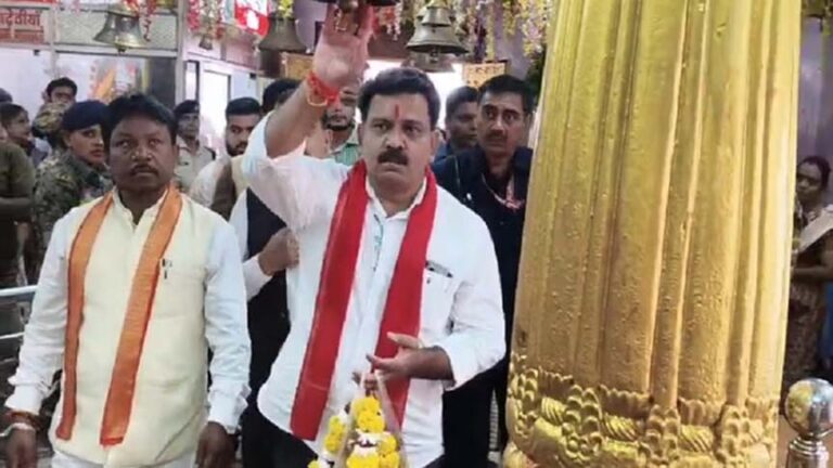 उपमुख्यमंत्री विजय शर्मा पहुंचे बस्तर, दंतेश्वरी मंदिर में की पूजा अर्चना