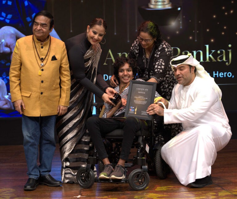 मनीषा कोइराला ने पॉज़िटिव हेल्थ अवॉर्ड्स में साहस की मिसालों को किया सलाम