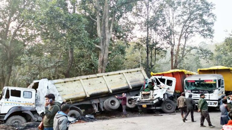 कोरबा में दो ट्रकों की आमने-सामने भिड़ंत, एक चालक की मौके पर मौत, दूसरा गंभीर घायल