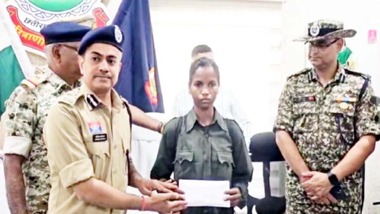 17 लाख की इनामी नक्सली कमला ने किया आत्मसमर्पण, 12 घंटे पैदल चलकर पहुंची पुलिस के पास
