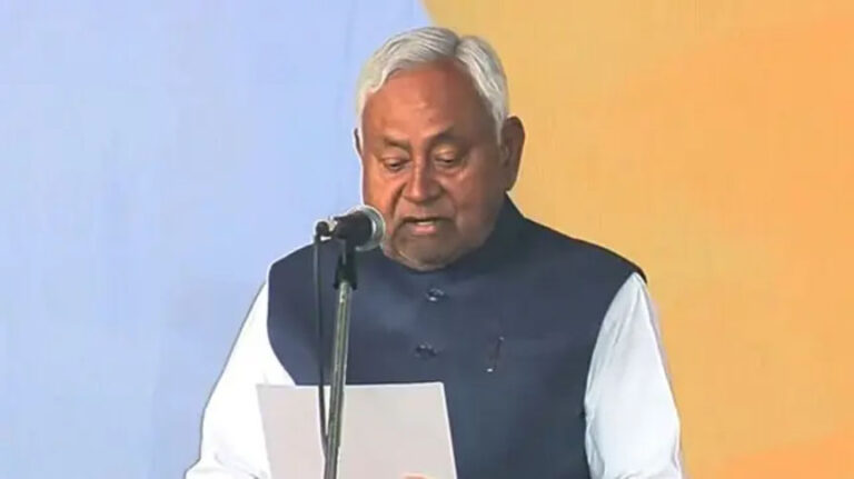 10वीं बार बिहार के सीएम बने नीतीश कुमार, सम्राट चौधरी और विजय सिन्हा ने ली डिप्टी सीएम पद की शपथ