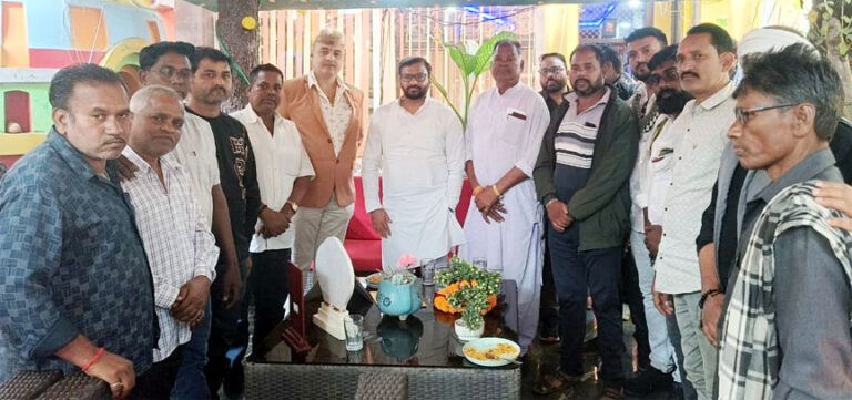 कांग्रेस नेता त्रिलोक श्रीवास के निवास पहुंचे राजीव गांधी पंचायत राज संगठन के राष्ट्रीय अध्यक्ष