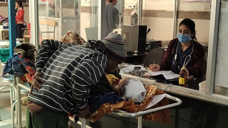 अज्ञात हमलावर ने घर में घुसकर छात्रा पर टांगी से किया हमला, अस्पताल में कराया गया भर्ती, हालत गंभीर