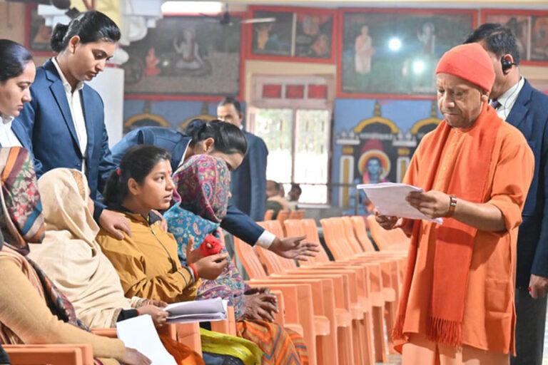 सीएम ने योगी ने गोरखपुर में सुनीं करीब 200 लोगों की समस्याएं, बोले- घबराइए मत, हर समस्या का होगा समाधान