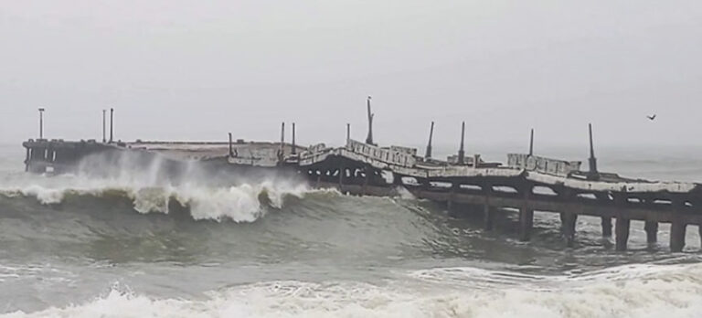 श्रीलंका में तबाही मचाने के बाद दक्षिण भारत की ओर बढ़ रहा तूफान, मूसलाधार बारिश-तेज हवाएं जारी