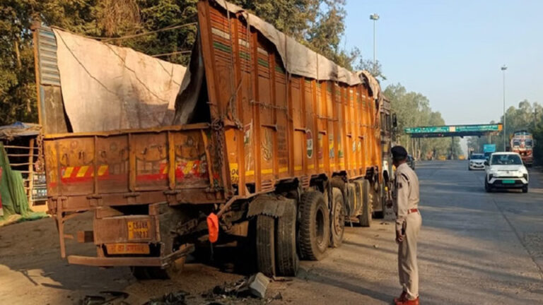 फिल्म देखकर घर लौट रहे परिवार की ट्रक से टकराई गाड़ी, सड़क हादसे में से पांच की हुई मौत और सात घायल