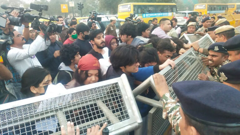 प्रदूषण के खिलाफ विरोध में इंडिया गेट पर लगे मारे गये नक्सली हिडमा के नारे, कई प्रदर्शनकारी हिरासत में