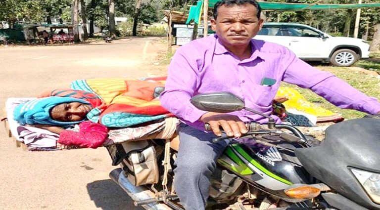 जेवर और बर्तन भी बिके: रिश्तेदारों से कर्ज लेकर इलाज में लगाए पैसे, बाइक पर पत्नी को बांधकर भटक रहा पति