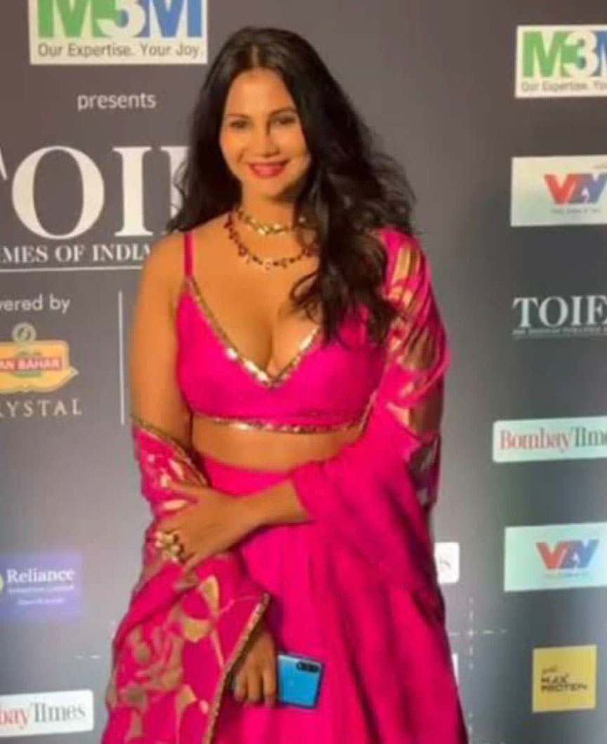 रुपाली सूरी का ग़ज़ब का रेड कार्पेट चार्म