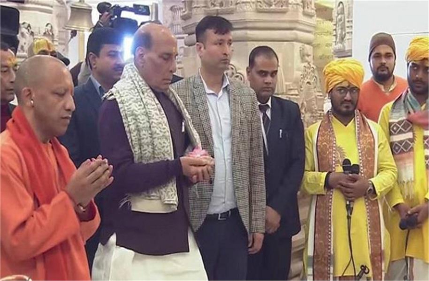 राम मंदिर प्राण प्रतिष्ठा: राजनाथ सिंह और सीएम योगी पहुंचे, उतारी रामलला की आरती
