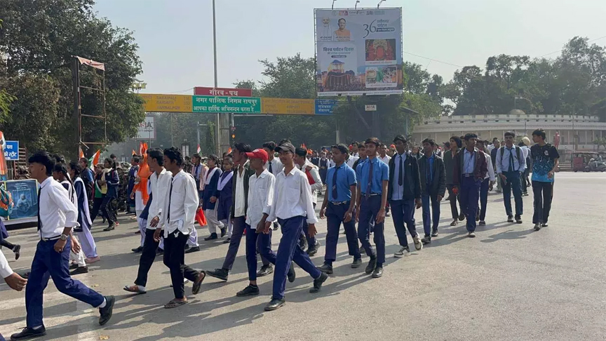 रायपुर में स्टूडेंट्स ने भव्य वीर बाल रैली निकाली