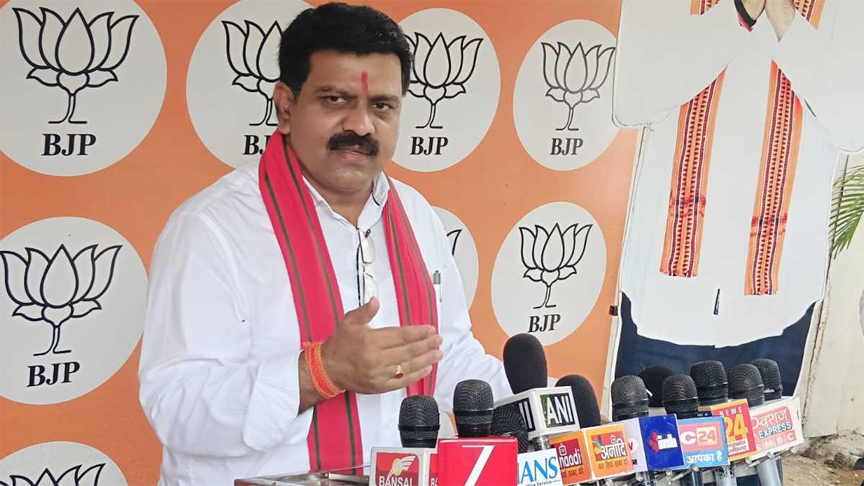 नाम बदलने पर सियासत : कांग्रेस के प्रदर्शन पर डिप्टी सीएम शर्मा का बयान, कहा- गांव वालों को 100 से 125 दिन मिलेगा रोजगार, कांग्रेस को क्यों लग रहा बुरा