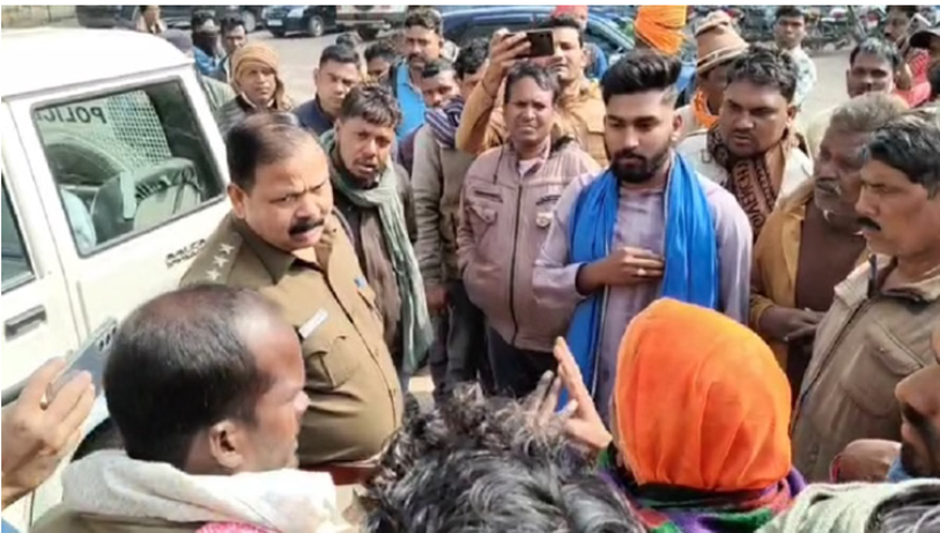 तेज रफ्तार कार ने बाइक में मारी टक्कर, शिक्षक की मौत और बेटा-बेटी अस्पताल में भर्ती; परिजनों का हंगामा