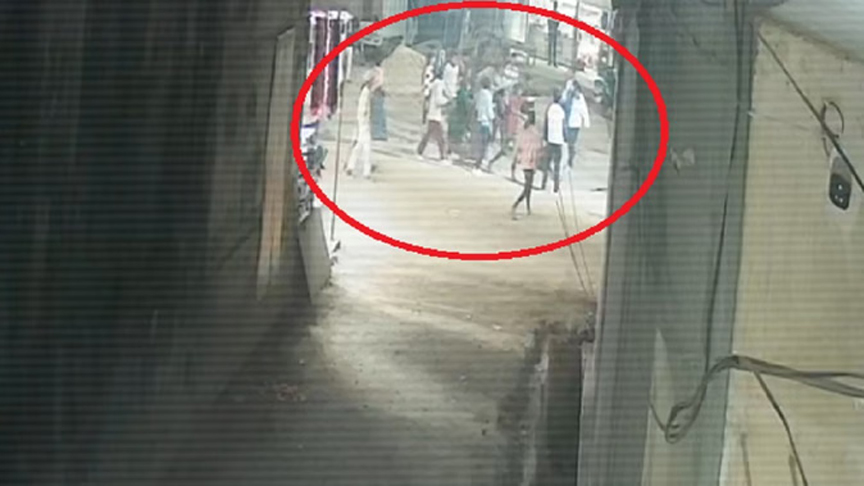दो पक्षों के बीच खूनी संघर्ष: CCTV में कैद मारपीट, टांगी, चाकू और डंडों से हमला, दोनों पक्षों पर केस