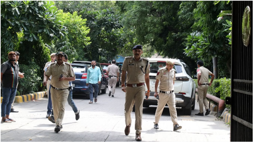 नोएडा और अहमदाबाद में कई स्कूलों को बम से उड़ाने की धमकी, ई-मेल से मची अफरा-तफरी