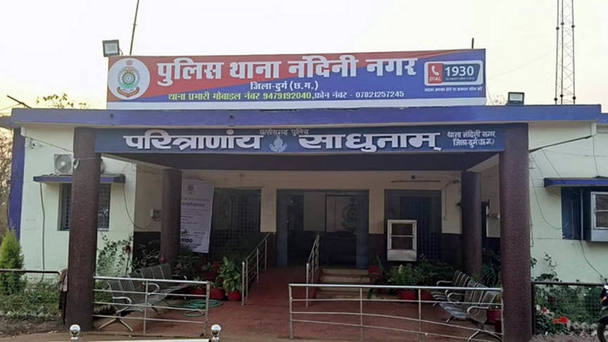 दुर्ग में भीषण हादसा, सड़क किनारे खड़े हाईवा से टकराई बाइक, मां-बेटे की मौत, पिता की हालत गंभीर