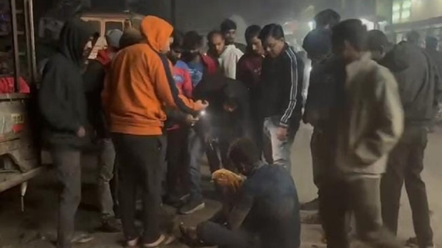 शराब दुकान में पॉकेटमारी गिरोह का खुलासा, एक पकड़कर लोगों ने लगाई मार, तीन फरार; ऐसे करते थे वारदात