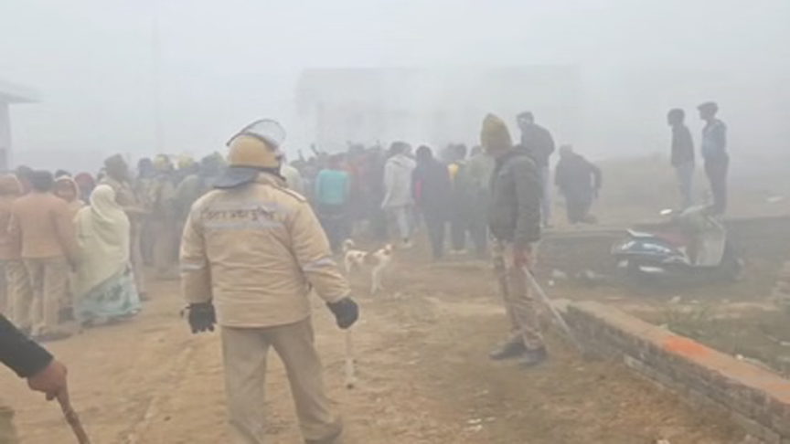 बदायूं में बवाल: गैर समुदाय के लोगों की शिकायत पर पुलिस ने रोकी प्रभात फेरी, पुलिस ने किया लाठीचार्ज, कई घायल